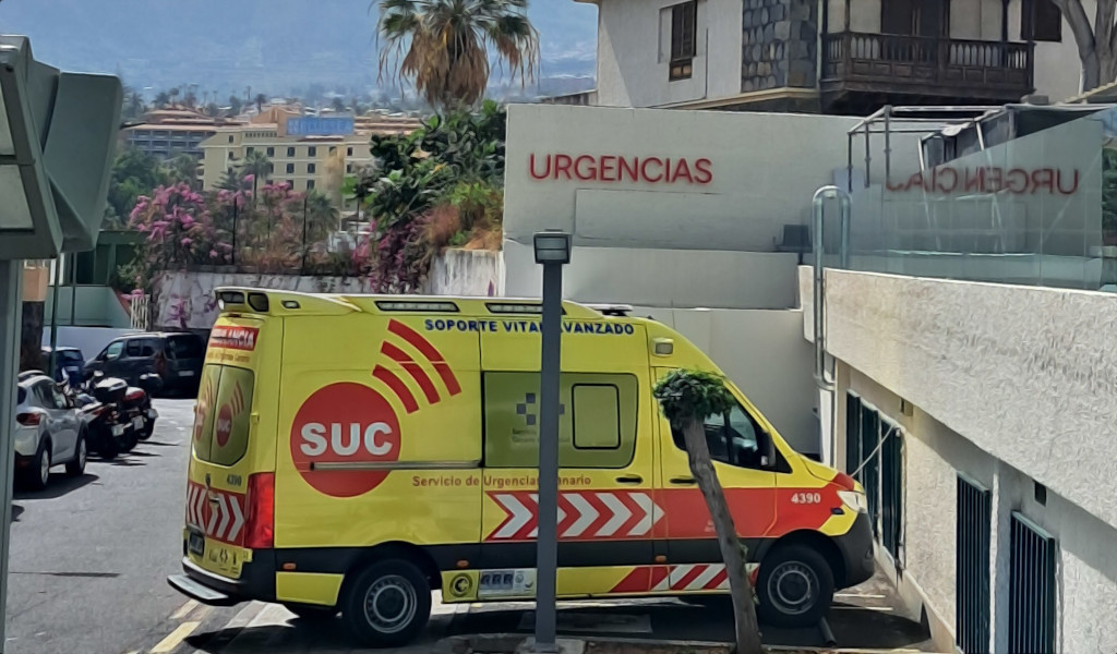 SUC-ambulance geparkeerd bij de noodingang op Tenerife.