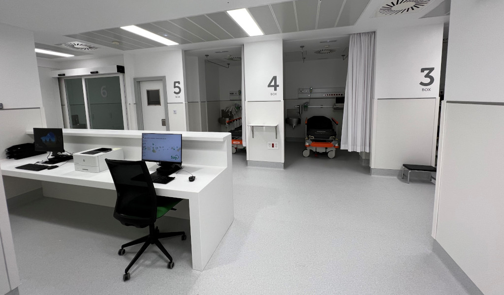 Ziekenhuis op Tenerife met genummerde dozen en een bureau met computer.