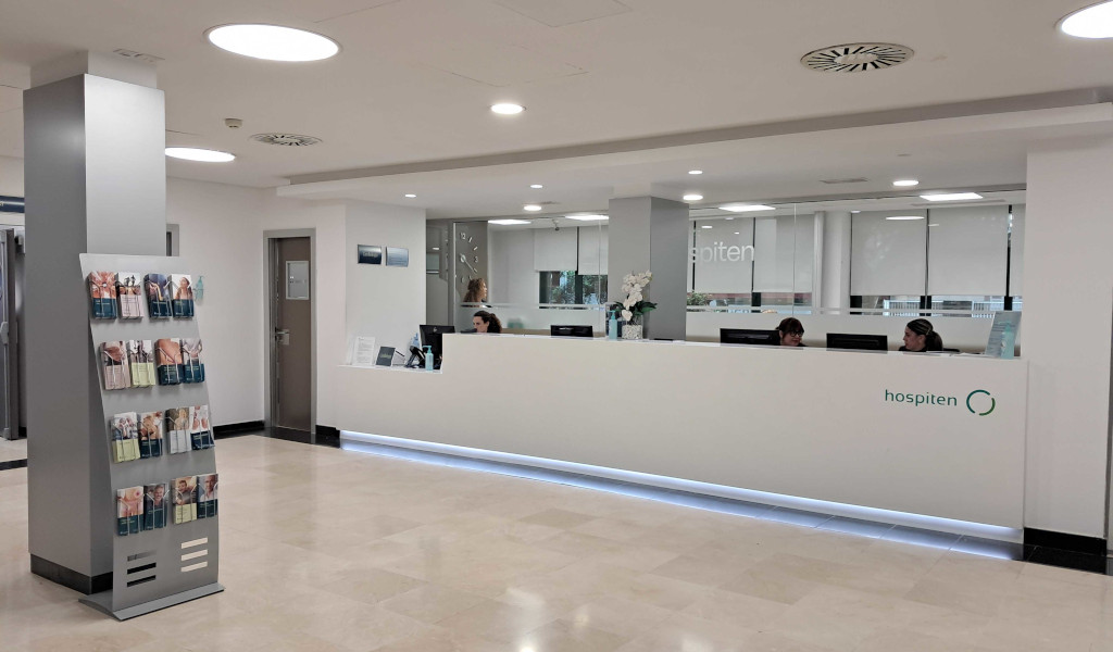 Ontvangst van het Hospiten ziekenhuis op Tenerife met balie en brochures.