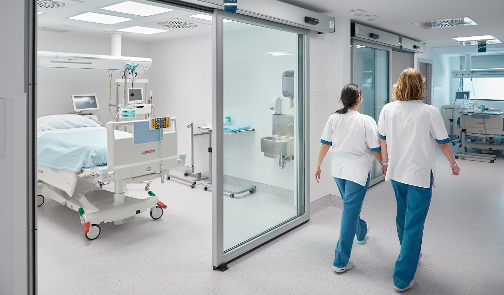 Medisch personeel dat door een ziekenhuisgang op Tenerife loopt.