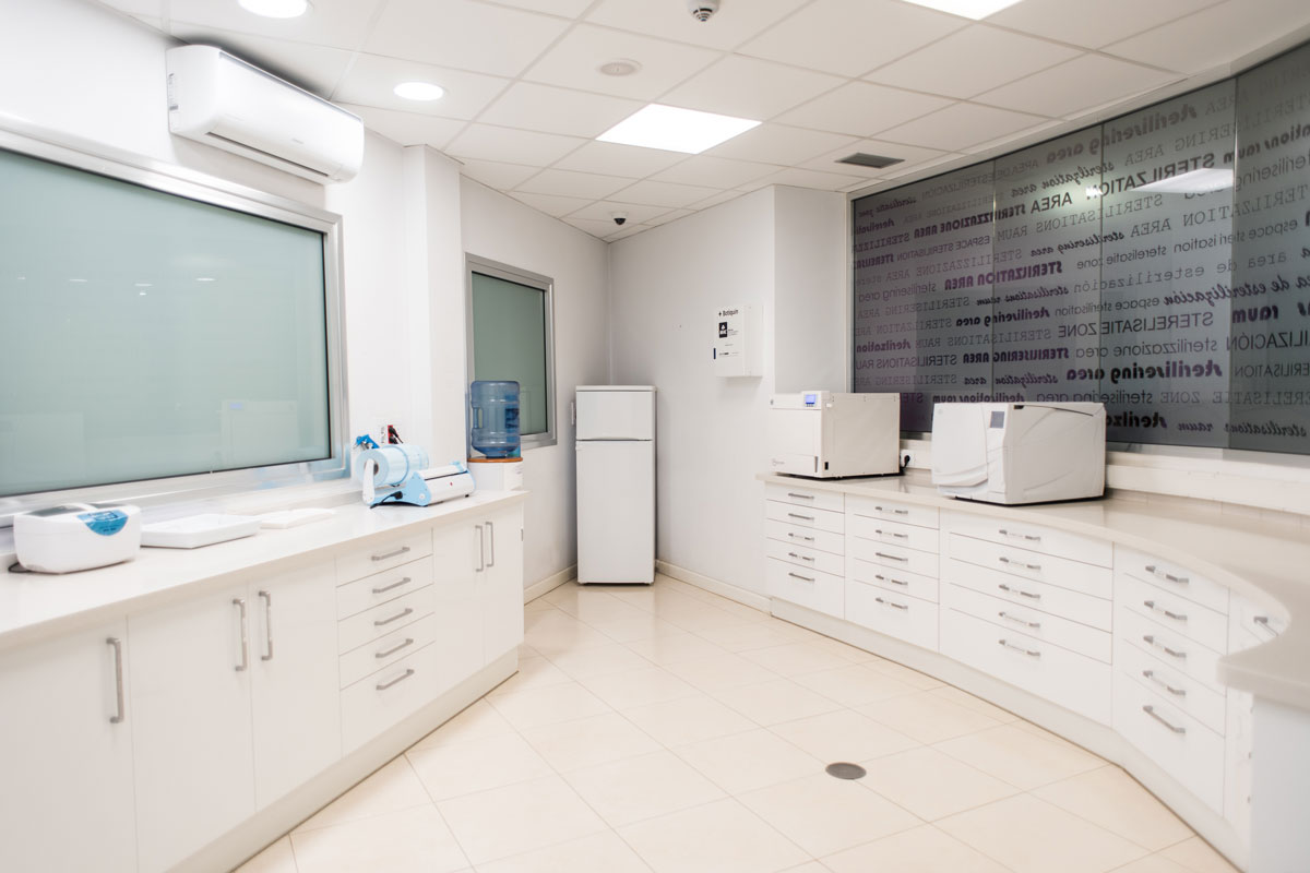 Medisch laboratorium op Tenerife met witte apparatuur en meubels.