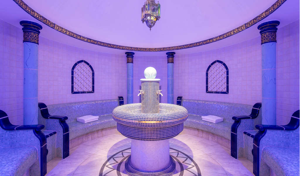 Spa-ruimte met mozaïeken en fontein in het midden van een hotel op Tenerife.