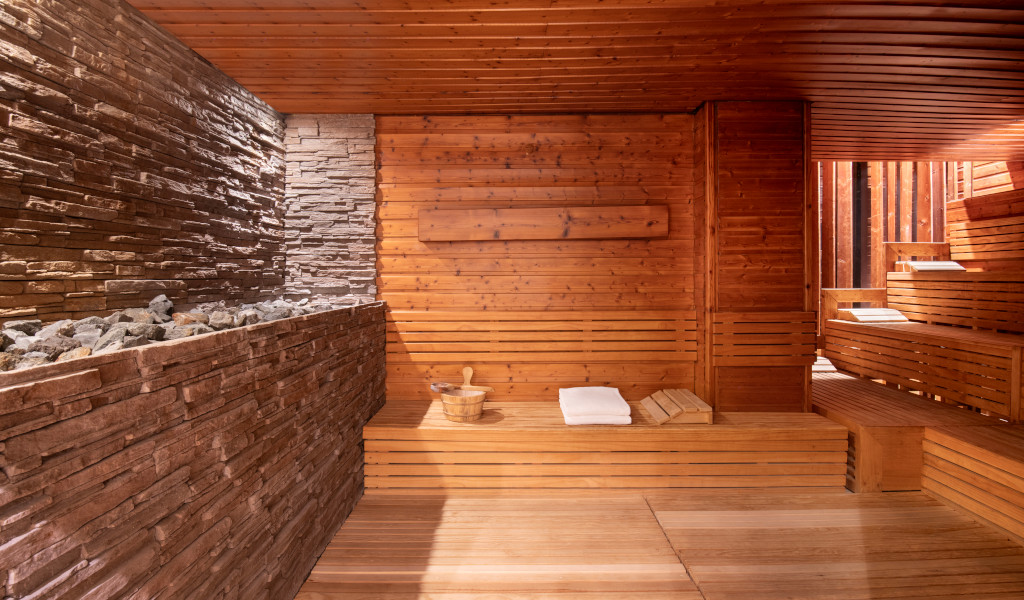 Houten sauna met handdoeken en ketel op Tenerife.