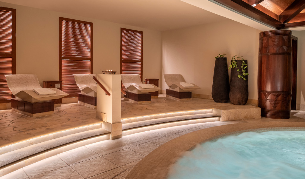 Spakamer met ligstoelen en jacuzzi in een resort op Tenerife.