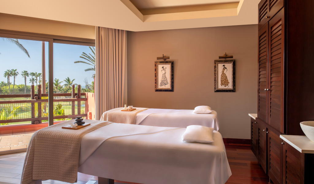 Massageruimte met twee bedden en uitzicht naar buiten op Tenerife.