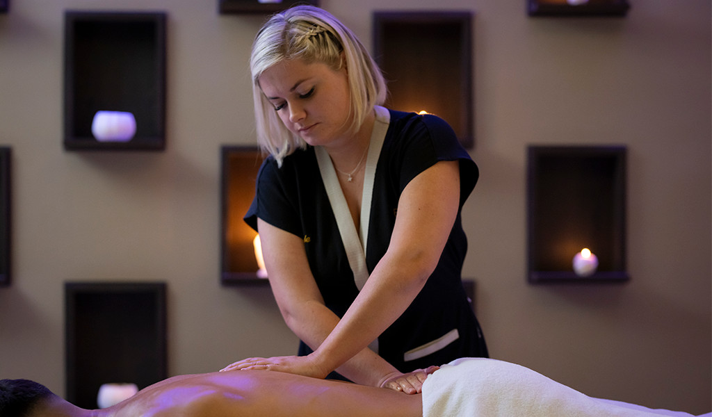 Therapeut die een ontspannende massage geeft op Tenerife.