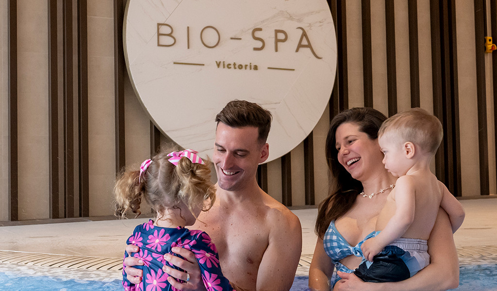 Gezin met kleine kinderen in het zwembad van de Bio-Spa Victoria op Tenerife.