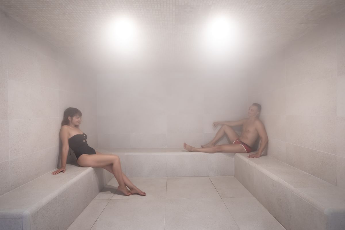 Mensen die ontspannen in een stoomsauna op Tenerife.