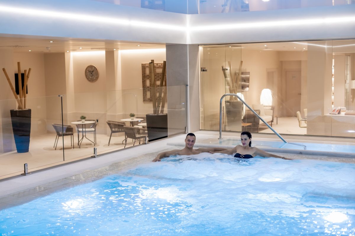 Mensen die ontspannen in een jacuzzi in een spa op Tenerife.