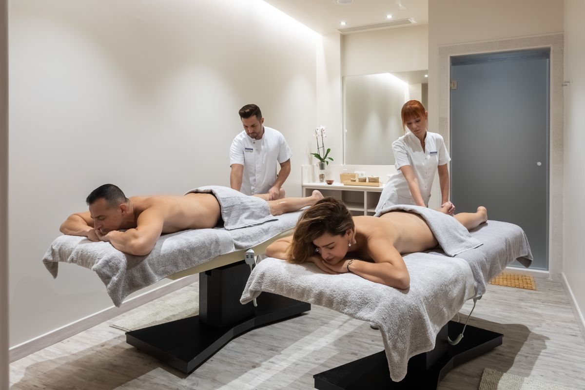 Mensen die massage krijgen in een spa op Tenerife.