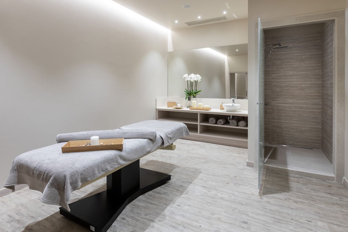 Spa-ruimte met brancard, handdoeken en orchideeën; ontspannen sfeer op Tenerife.