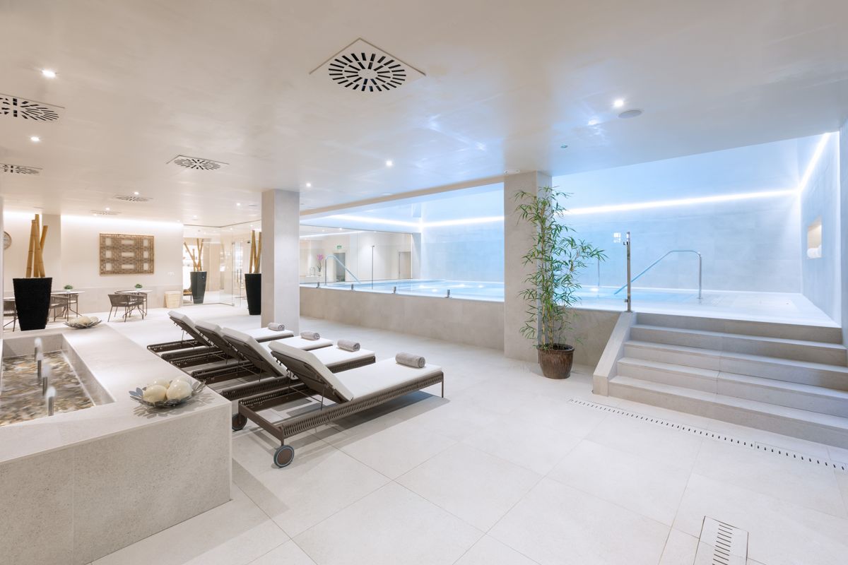 Spa met brancards en zwembad op Tenerife.