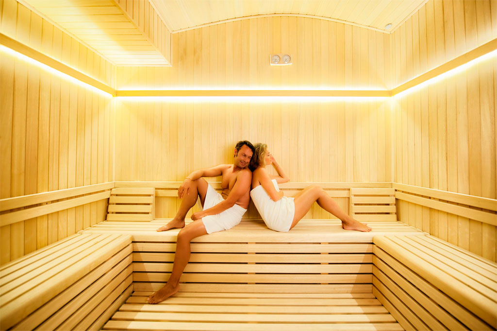 Stel dat ontspant in een houten sauna in een spa op Tenerife.