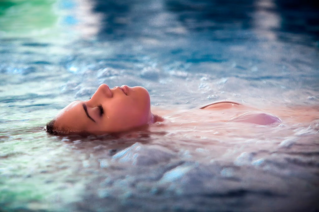Persoon die op zijn rug in het water drijft in een spa op Tenerife.