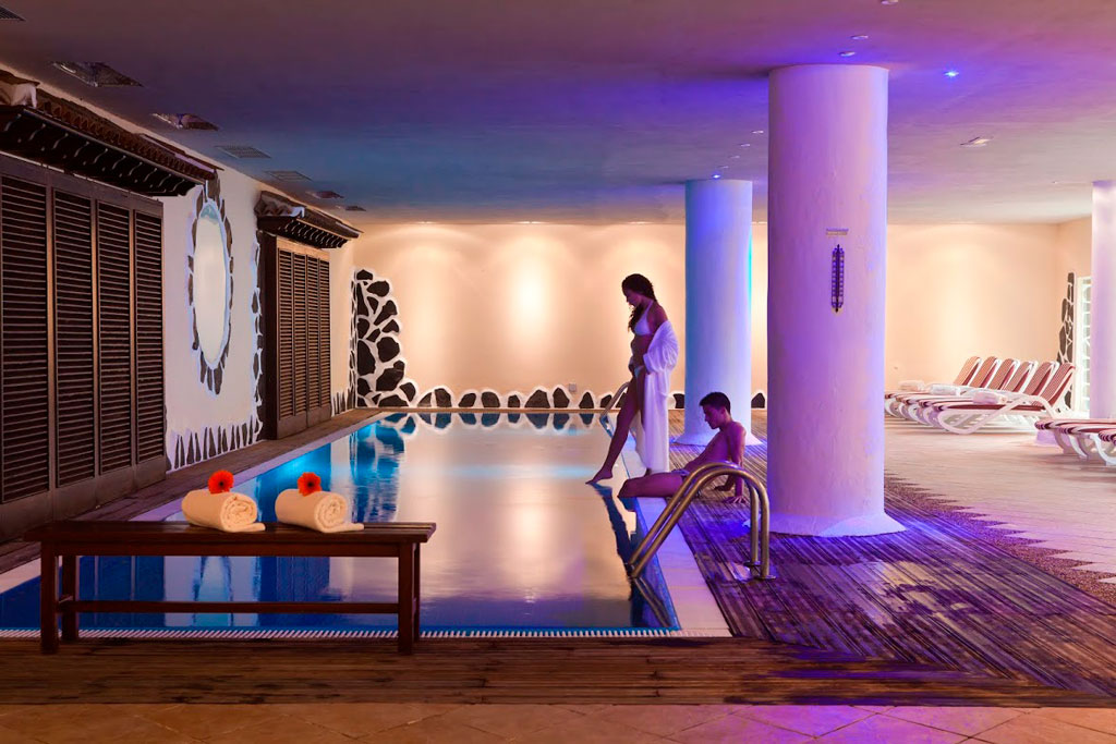 Binnenzwembad met zwak licht in een spa op Tenerife.