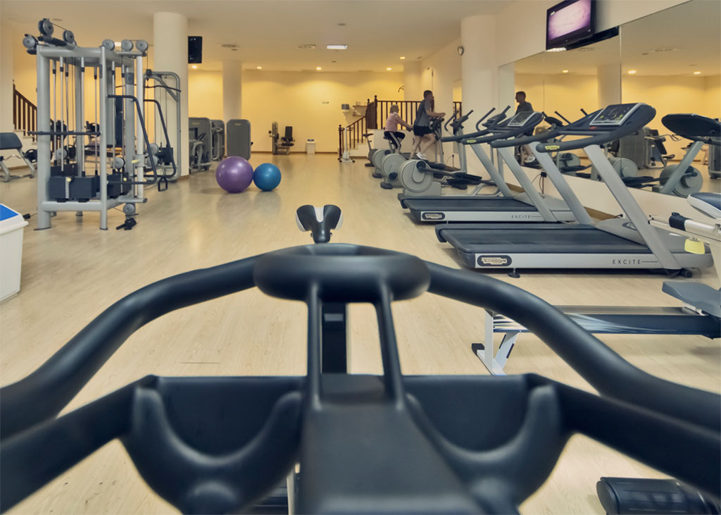Fitnesscentrum op Tenerife met loopbanden en fitnessapparaten.