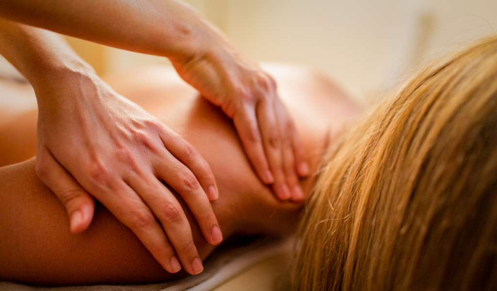 Persoon die een rugmassage krijgt in een spa op Tenerife.