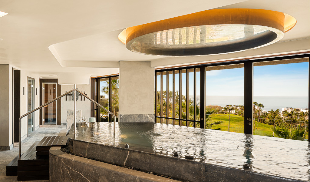 Binnenspa met jacuzzi en panoramisch uitzicht op Las Terrazas de Abama op Tenerife.