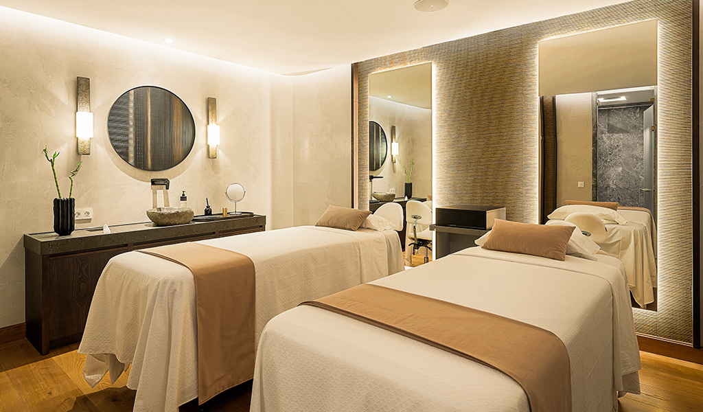Twee brancards in een massageruimte in een spa op Tenerife.