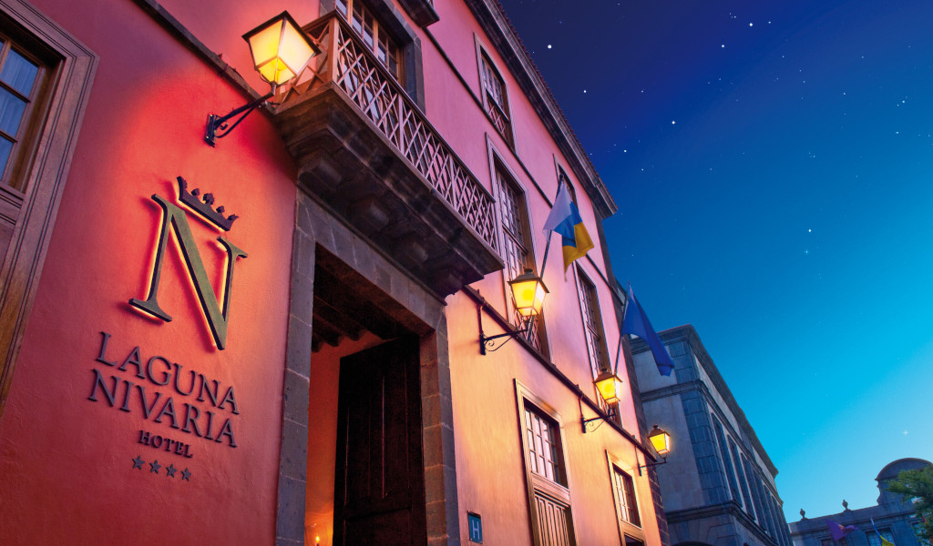 Gevel van het Laguna Nivaria hotel in La Laguna, Tenerife, met een sterrenhemel.