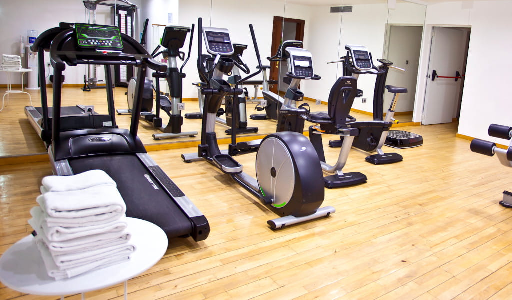 Fitnessruimte met loopbanden en hometrainers in een hotel op Tenerife.