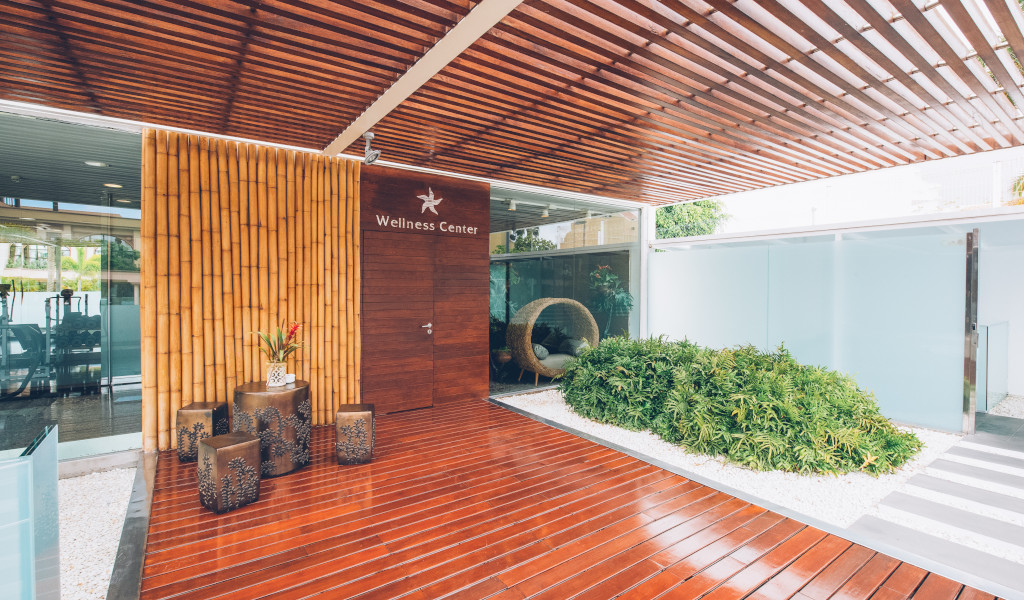 Ingang van het Wellnesscentrum met tuin en lattenplafond op Tenerife.