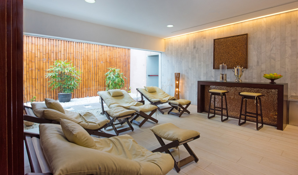Ontspanningsruimte met fauteuils en decoratie in een spa op Tenerife.