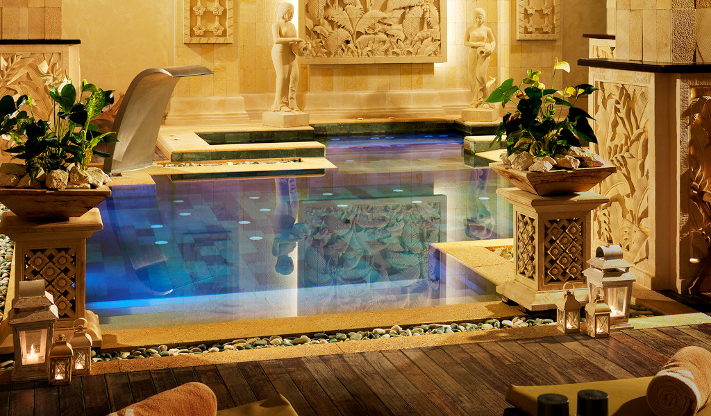 Zwembad versierd met sculpturen en planten in een spa op Tenerife.