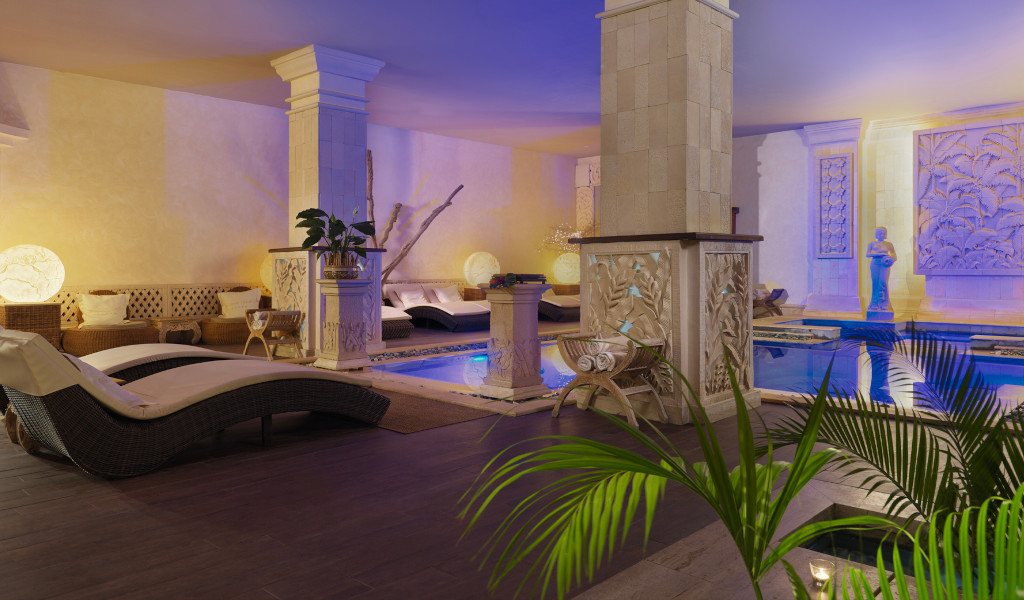 Spa met ligstoelen en een binnenzwembad op Tenerife.