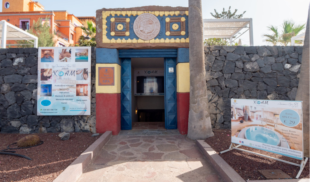 Toegang tot de spa XQANM met reclameposters op Tenerife.