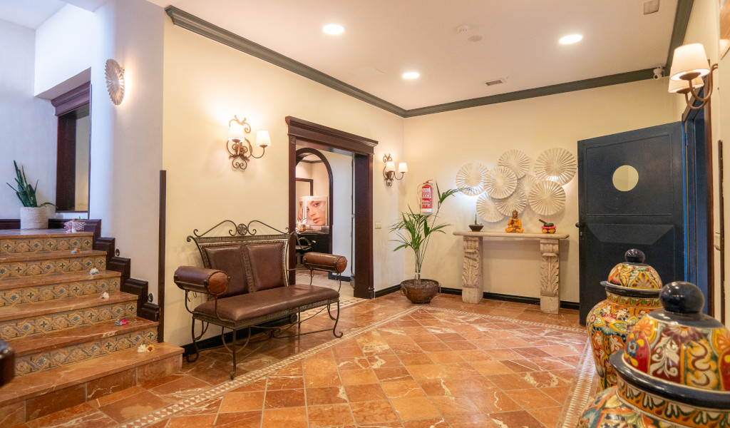 Trap en versierde lobby in een etablissement in La Laguna, Tenerife.