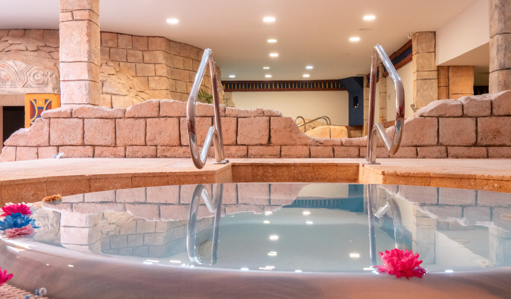 Zwembad van een spa met stenen decoratie op Tenerife.