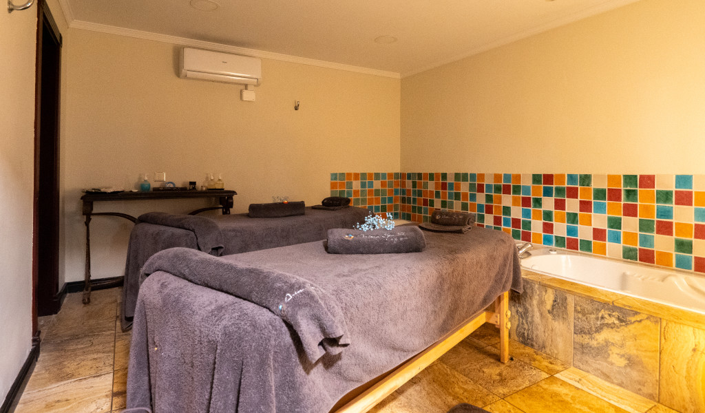 Massageruimte met twee tafels en bad in een spa op Tenerife.