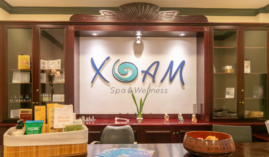 Ontvangst van de Xuan Spa & Wellness op Tenerife met aanbiedingen en producten aan de toonbank.