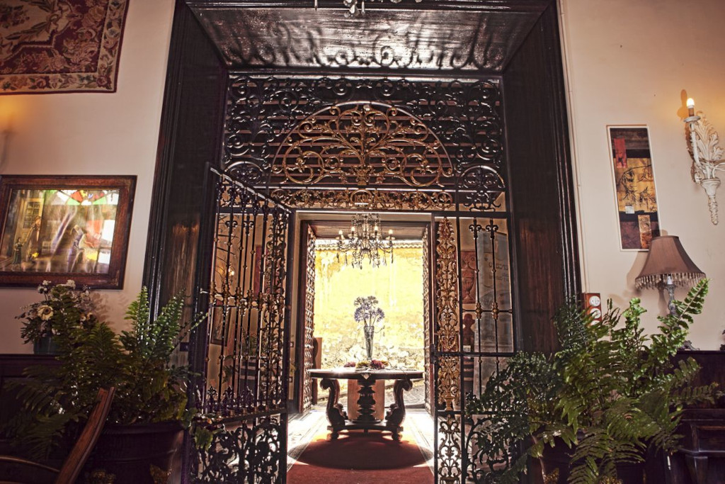 Versierde ingang met decoratieve plant op Tenerife.