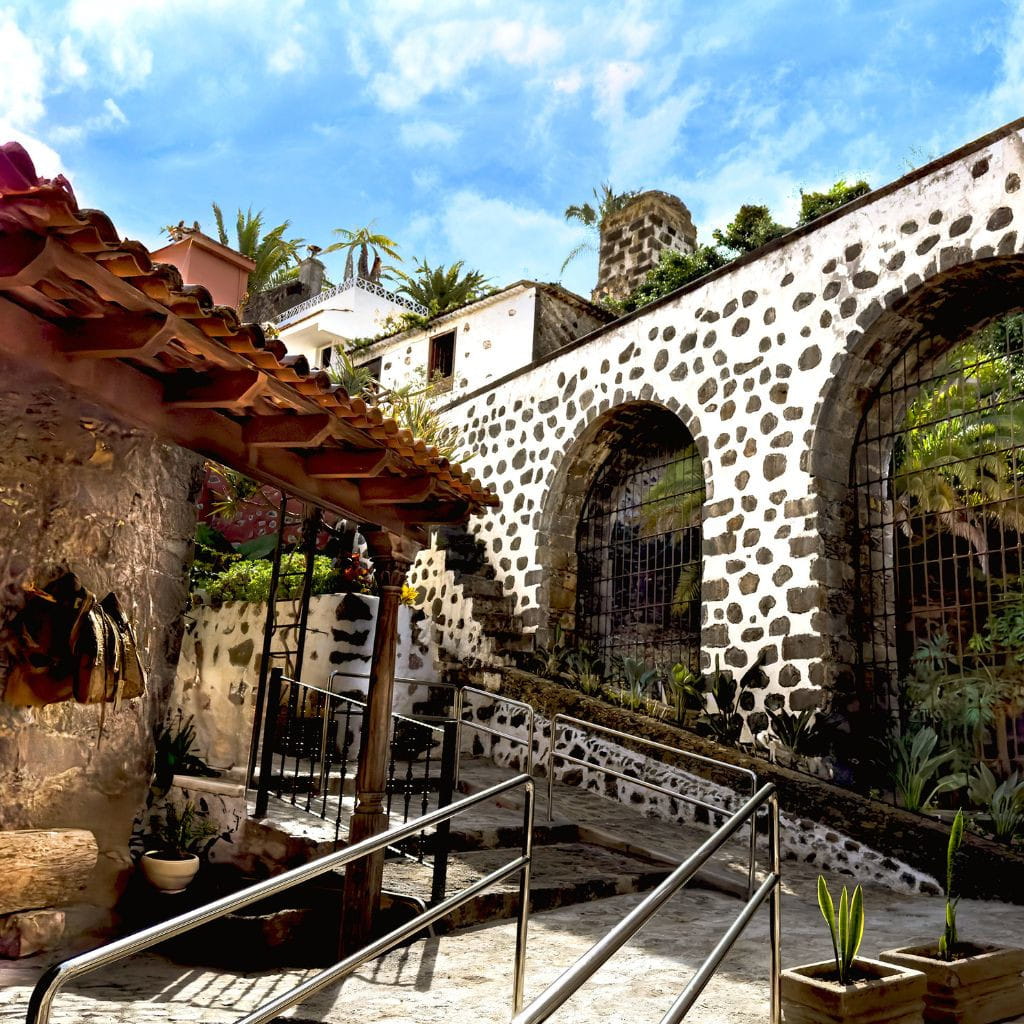 Stenen boog in de tuin van de historische locatie La Orotava, Tenerife.