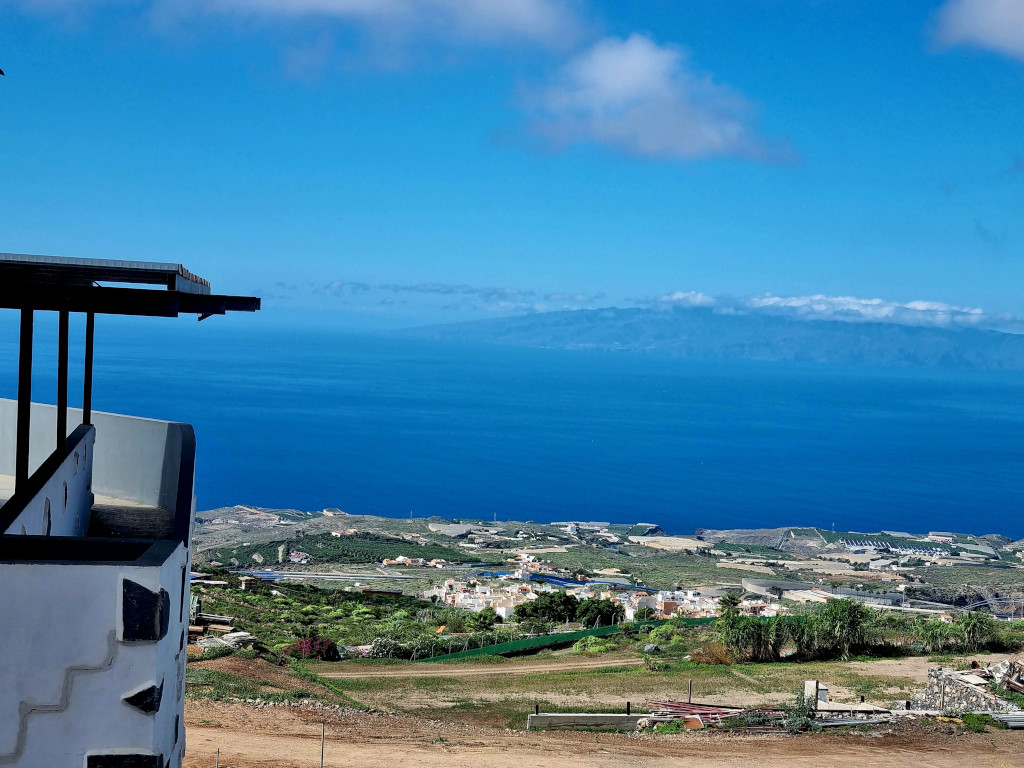Kustlandschap met zeezicht en velden op Tenerife.