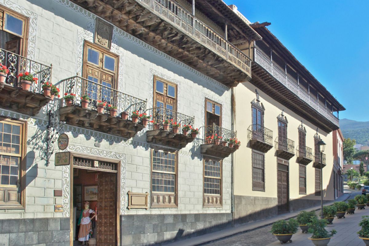 Traditioneel balkon met potbomen in een straat in La Orotava, Tenerife.