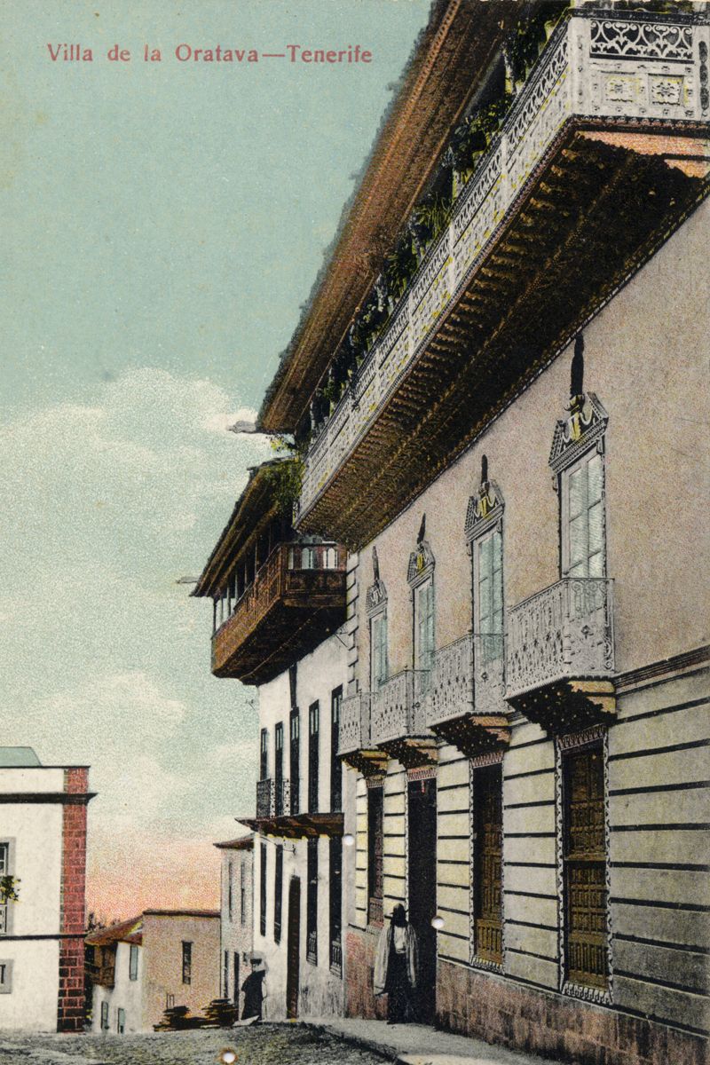 Historisch gebouw in Villa de la Orotava, Tenerife, met sierlijke balkons.
