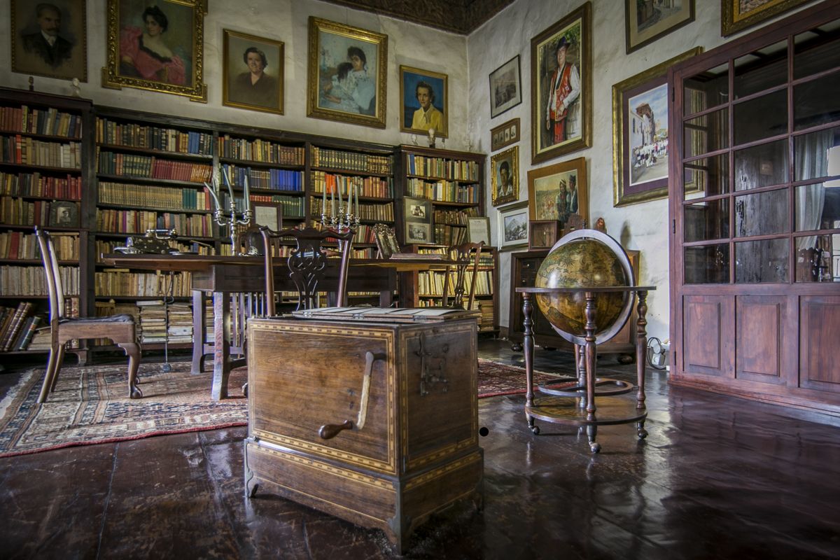 Oude bibliotheek met boekenplanken en een wereldbol, op Tenerife.