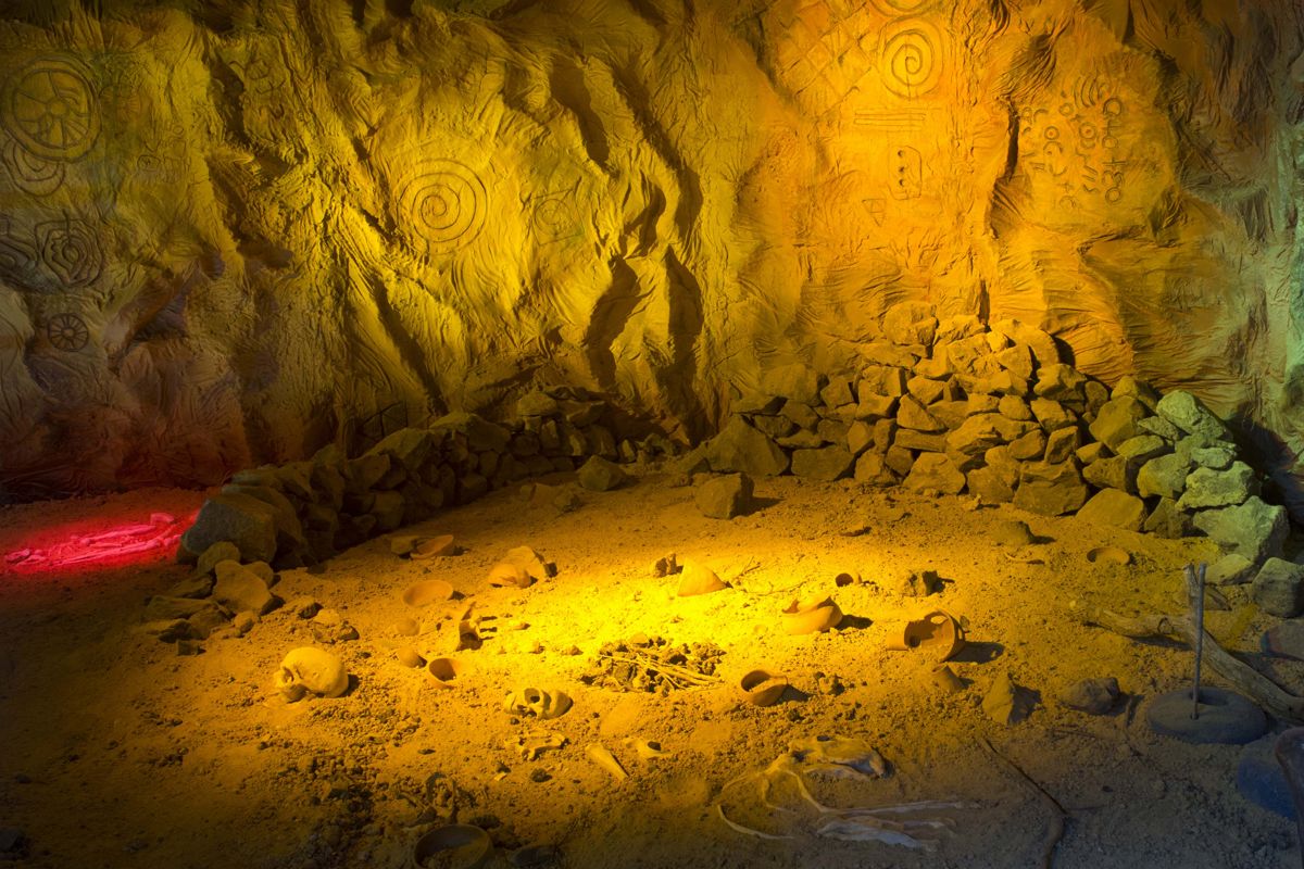 Prehistorische grot met rotsgravures en archeologische resten op Tenerife.