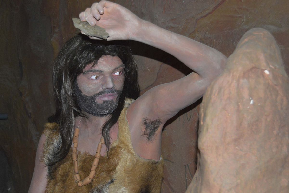Figuur van een prehistorische man met steen in de hand in Santa Cruz de Tenerife.