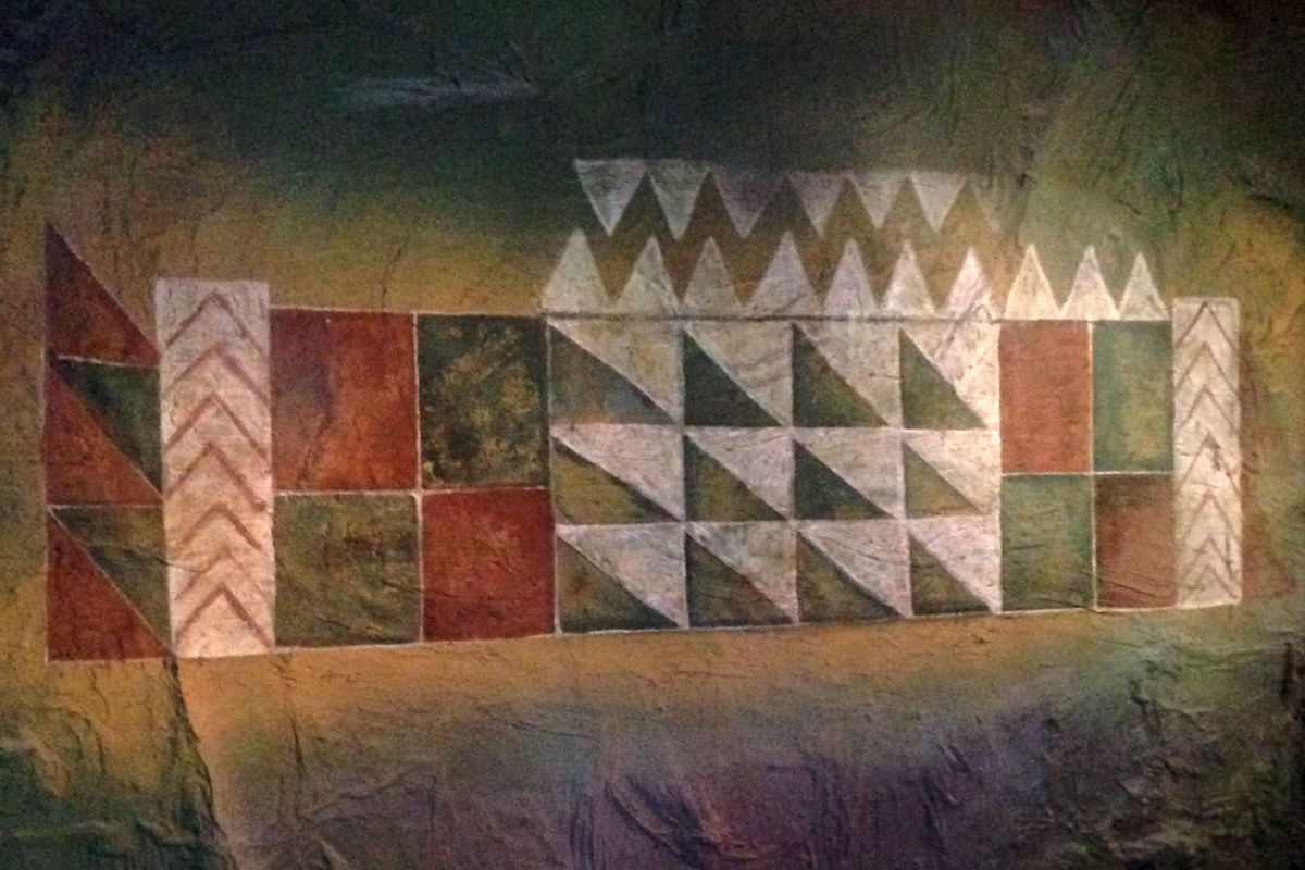 Geometrisch ontwerp op muurschildering met driehoeken en vierkanten op Tenerife.
