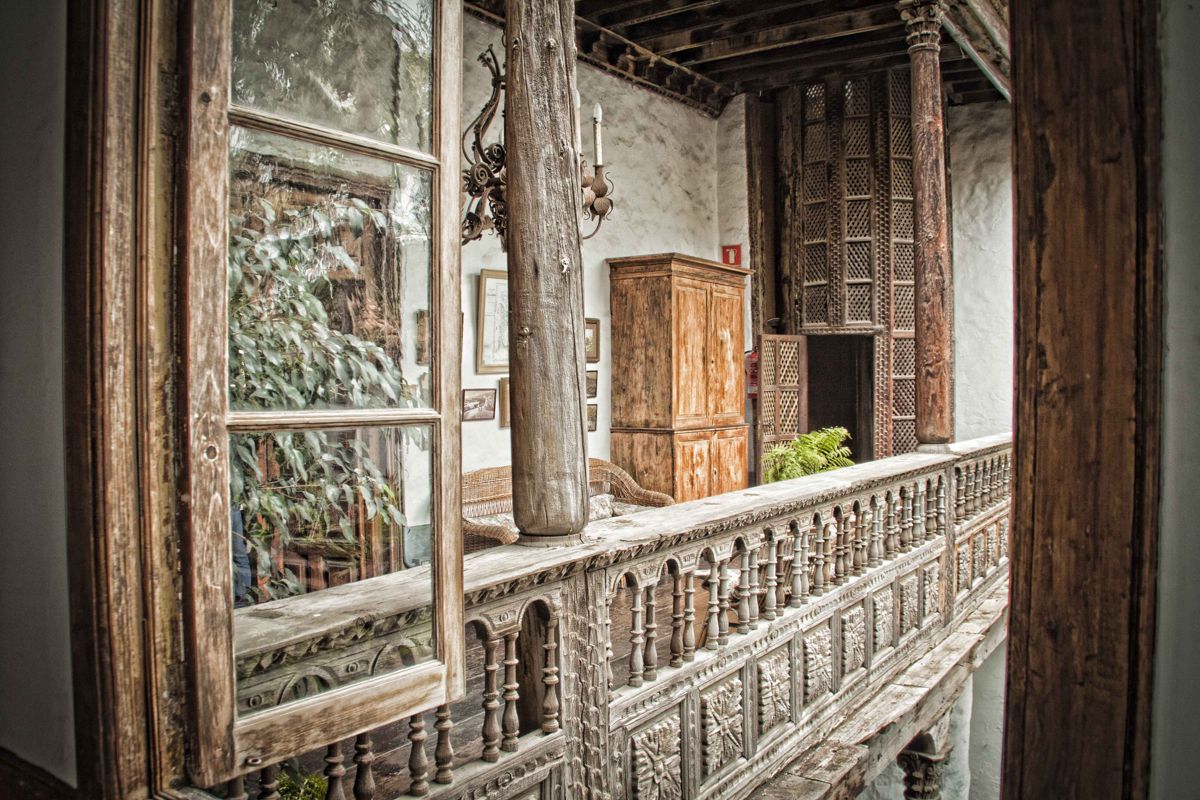 Gebeeldhouwde houten gang in een historisch huis in La Orotava, Tenerife.
