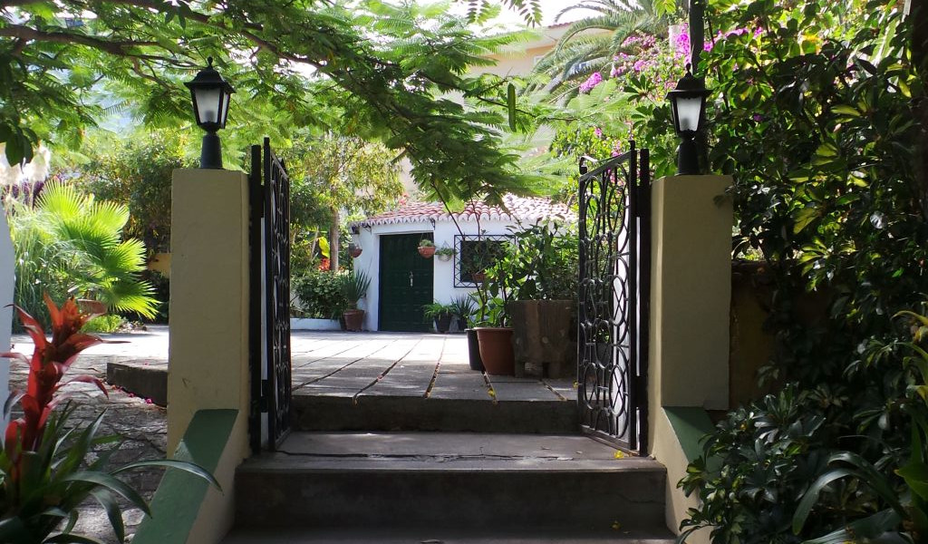 Toegangsdeur naar een tuin met planten in een hoek van Tenerife.