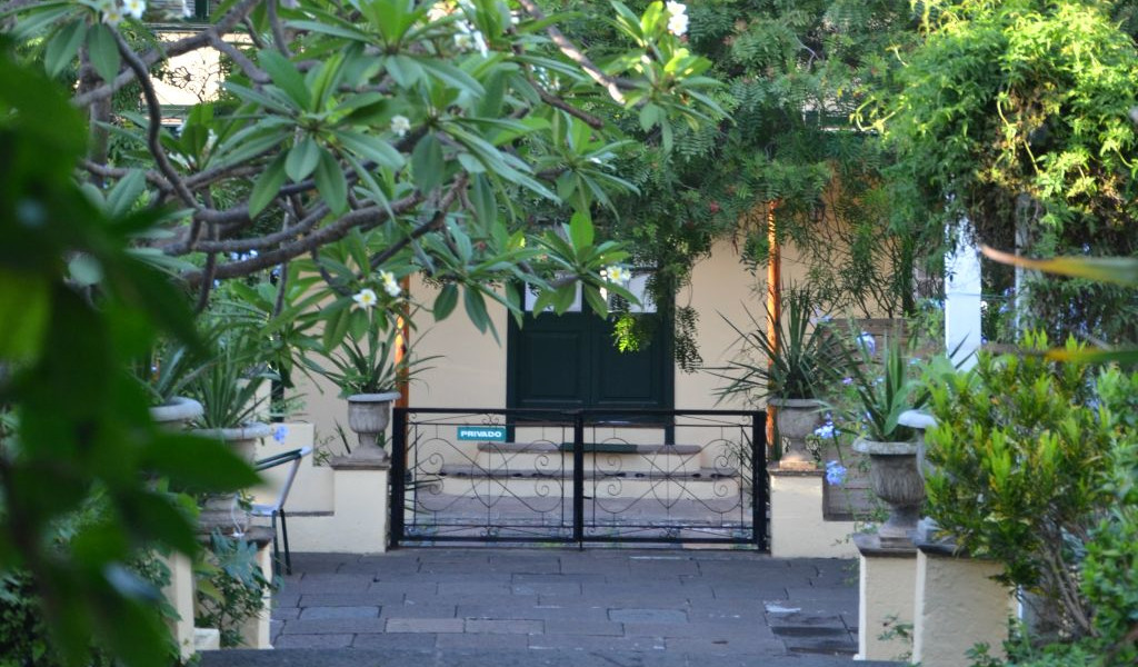 Tuin met zwarte deur en privébord op Tenerife.