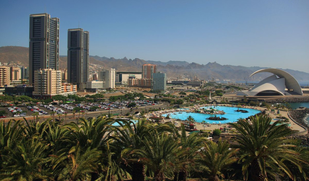 Panoramisch uitzicht op Santa Cruz de Tenerife met moderne gebouwen en het Auditorio de Tenerife.