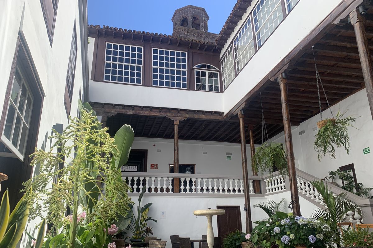 Binnenplaats met planten en trappen in het historische gebouw van Tenerife.