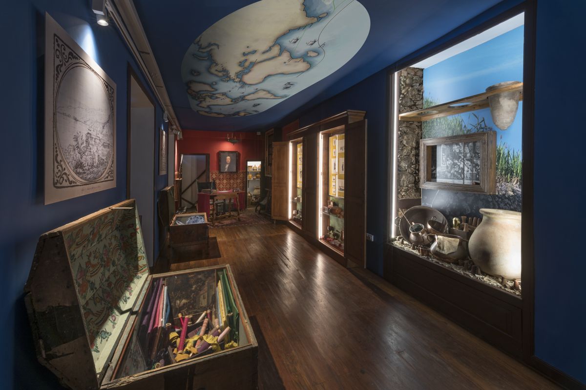 Tentoonstelling van oude voorwerpen en kaarten in een museumzaal op Tenerife.