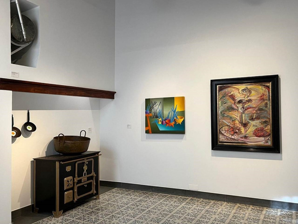 Twee abstracte schilderijen in een museumzaal op Tenerife.